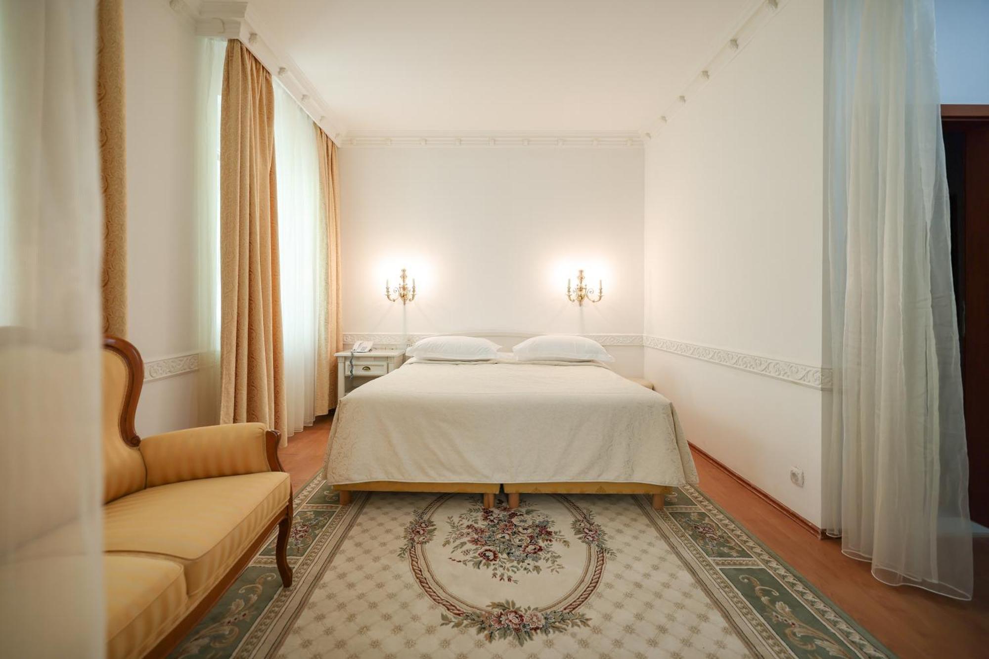 Val Hotel